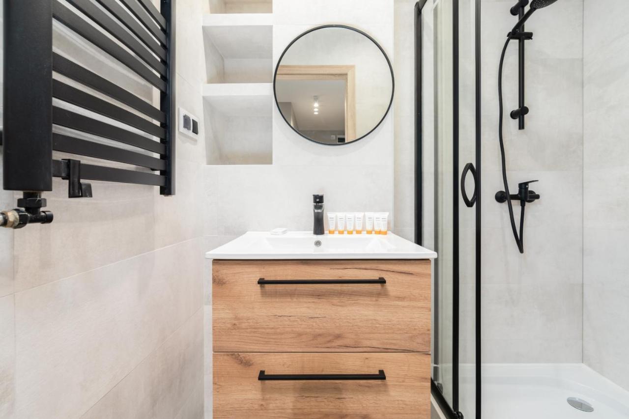 Stylish Apartment Near Wroclavia For 4 Guests By Noclegi Renters Wrocław Extérieur photo