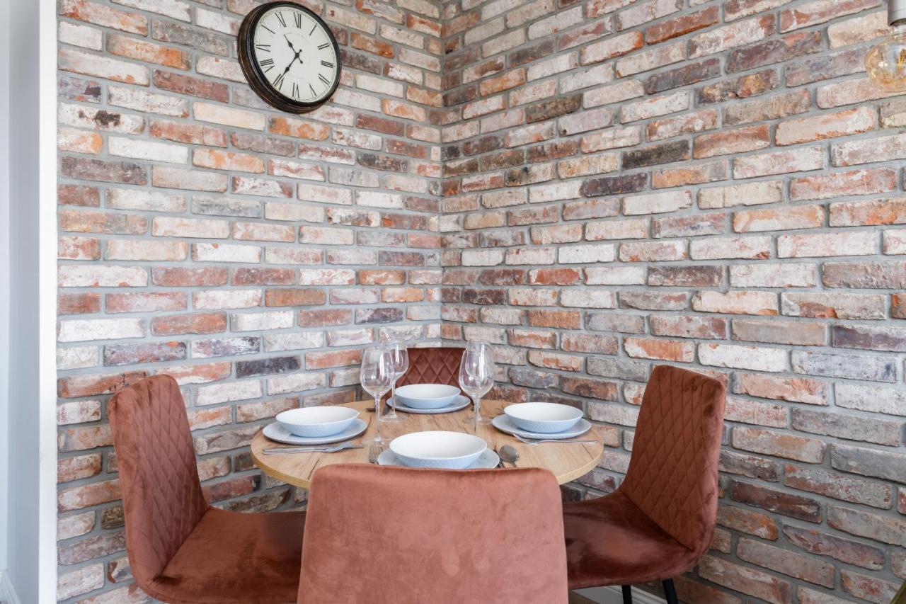 Stylish Apartment Near Wroclavia For 4 Guests By Noclegi Renters Wrocław Extérieur photo